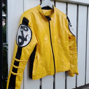 Kill Bill jacka - Ja nä men de är ju kill bill en tänker på direkt tycker jag. Den har sätt några utekvällar så lite sliten men fan så fin ändå. Inte läder som de kanske ser ut.