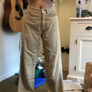 Manchesterbyxor  - Ett par manchesterbyxor från zara som jag köpte på Plick men var för små. Kommer strykas innan den skickas! Dem är i storlek 34 på lappen men passar mer som en 36 eller till och med 38 beroende på hur man vill att dem ska sitta. Du betalar frakten:)