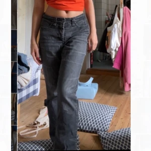 Lågmidjade jeans - Lågmidjade baggy jeans. Köpa seconhand.😍 skriv innan ni köper!!