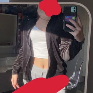 Gina tricot tröja - Gina tricot tröja svart , den är i storlek M men är som S / Xs. Den har INGA snören då dem är borta!! Köparen står för frakten!!