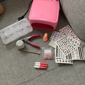 Nagel kit - Allt för 350 ink frakt allt som ingår . Nagelbands puttare, tippar, uv lampa , prov nagel , gele , 9 Stickers , 3 lim, 1 nagelsax . Frakt inräknad i priset 