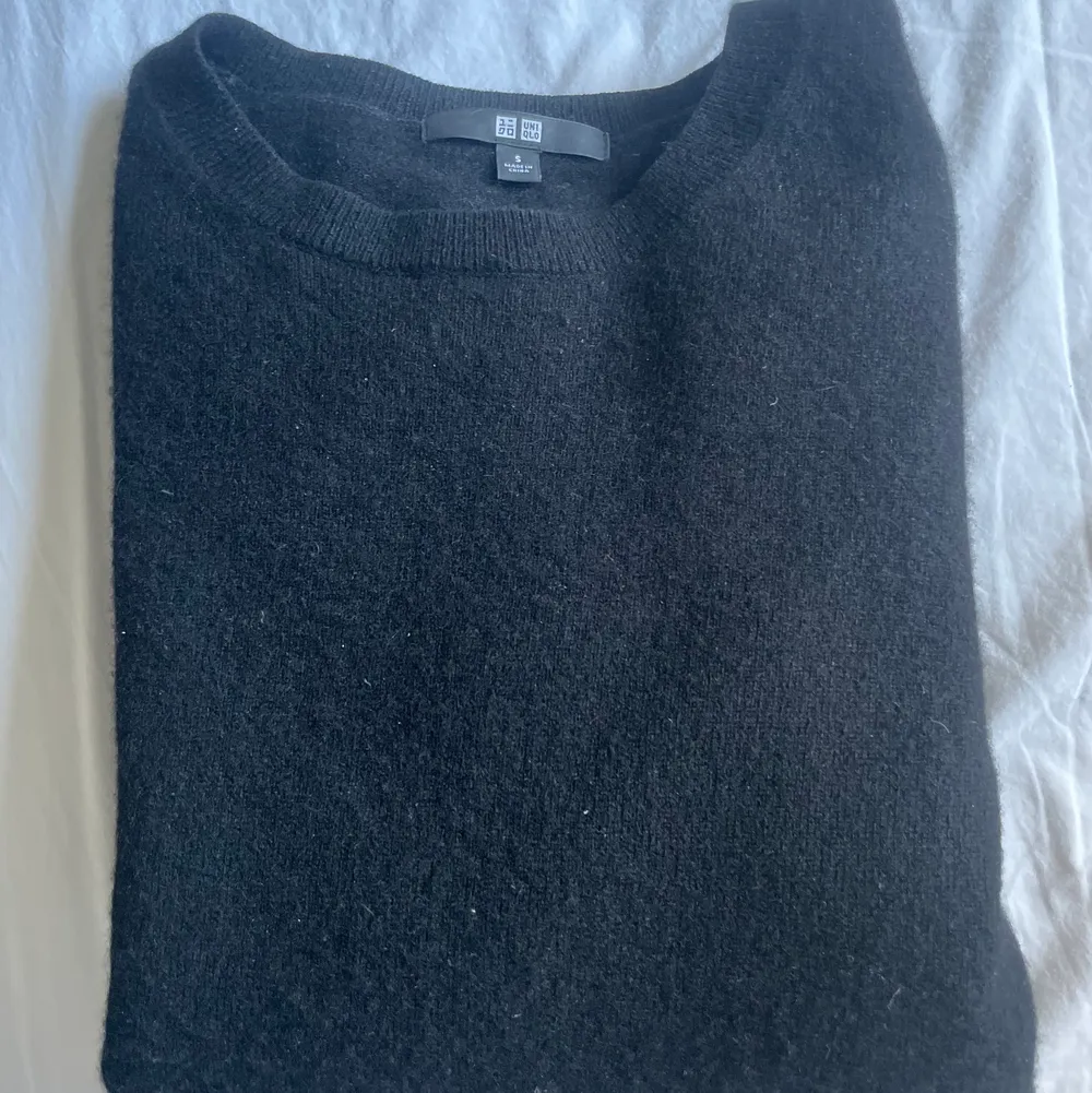 Säljer min Kashmir tröja från uniqlo! Har ett litet hål på vänstra ärmen som knappt syns när man har på sig den annars är den i väldigt fint skick❤️ Köpte för ca 1200❤️. Stickat.