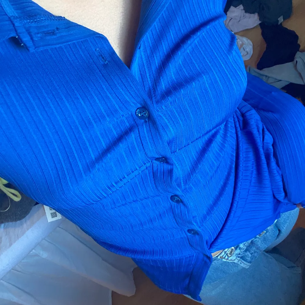 Skitsnygg blå tröja från Gina, är helt slutsåld och passar till allt🌸. Tröjor & Koftor.