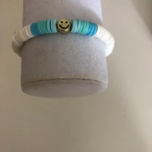 Turkost och vitt armband  - Turkost och vitt armband med guldsmiley på.   15kr plus 12kr frakt  Mär din vrist för att veta din storlek  Instagram: smileyyjewelry