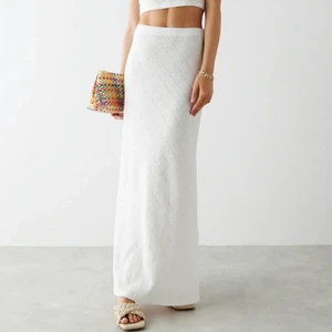 Vit maxikjol kjol långkjol Gina tricot S small - Vit ”virkad” maxikjol från Gina tricot. Small. Använt men bra skick. 