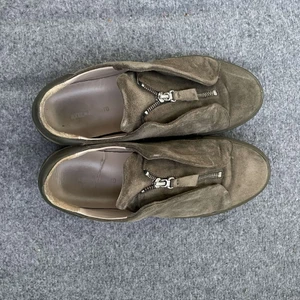 Axel Arigato - Försöker igen. Förra köparen var ej seriös. I princip helt nya Axel Arigato i storlek 44. 800kr+frakt eller högsta bud. Finns i Göteborg/Lindome och kan hämtas upp också 😃😃 kramar 