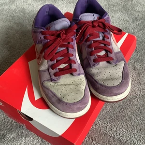 Nike dunk plum - Ett par dunk plum i bra skick. Köpta på plugmeplease (ettresex) original box. Kan gå ner i pris vid snabb affär.