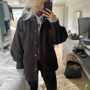 Jacka från H&M - Mörkbrun jacka från H&M, strl xs (stor i storleken) använt ett fåtal gånger så i princip nyskick! 