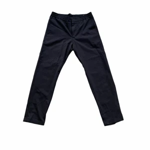 NN07 svarta byxor - Riktigt sköna byxor från NN07 som jag nu säljer för jag vill köpa en storlek större. Sitter ganska löst och skönt men ser ändå dressade ut, snygga att använda till skjorta eller vad som helst. Gott skick. Nypris 1300kr. Prisförhandling är möjlig,kontakta!