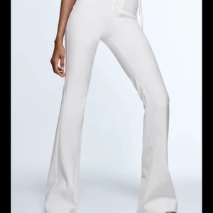 Kostymbyxor  - Vita boutcut kostymbyxor från zara! Sjukt sköna och bra kvalitet! Använda 1 gång bara. Säljer pågrund av att jag ej får användning av dom! Nypris 359kr långa i benen!