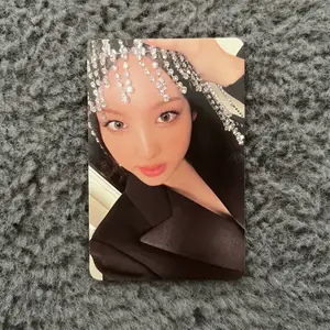 Officiellt Nayeon photocard från hennes solo album im nayeon. jag har två av det här photokortet som jag vill traeda/sälja bort! Tradear gärna. Jag bor cirka en timme från Göteborg och jag står icke för postens strul eller frakt!