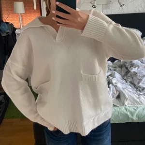 Stickad tröja  - Super fin stickad tröja i väldigt bra skick från Vero Moda😍😍passar perfekt till hösten och vintern🤌🏽🤌🏽🤌🏽🤌🏽 säljer då den inte kommer till användning
