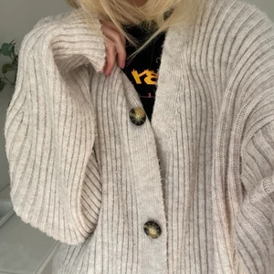 Kofta chiquelle - Jag säljer denna så mysiga kofta från chiquelle som är perfekt nu till hösten! Den är i my ket fint skick och supermjuk. Onesize. Säljs för 100kr+frakt🤎🤍