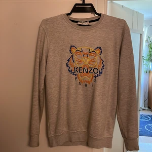 Kenzo tröja  - Snygg grå kenzo tröja. Är barn storlek L men passar som XS. Köptes för 1200. (Pris kan diskuteras.) 