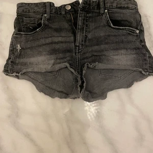 Shorts  - Här är ett par shorts från hm i stl 38. Endast enbart använda få gånger