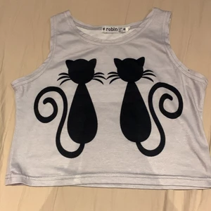 Top/Magtröja - Top som blir beroende person som en magtröja. Aldrig använd, bra skick. Fått i present och inte varit min smak, men annars väldigt fin!☺️