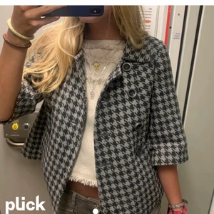 Söker!!! - Hej jag söker en kappa som denna kontakta mig gärna om ni vill sälja en sådan till mig❤️❤️❤️