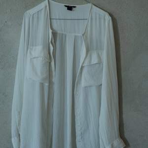 Härlig, lätt skjorta/blus i vit/benvit färg. Knappt använd.