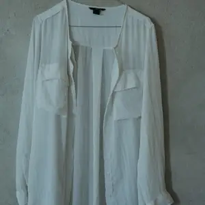 Härlig, lätt skjorta/blus i vit/benvit färg. Knappt använd.