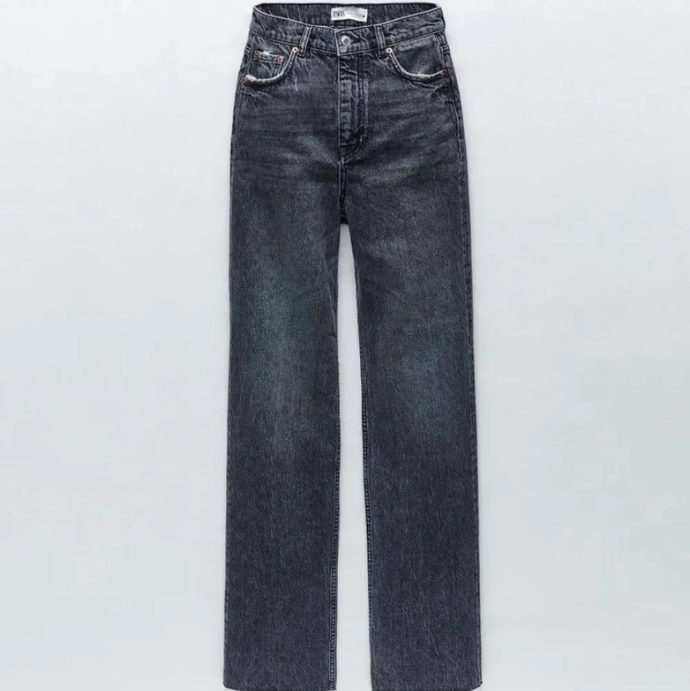 Säljer dessa grå zara jeans! Bara använda ett par gånger och i fint skick. 100 kr. Jeans & Byxor.