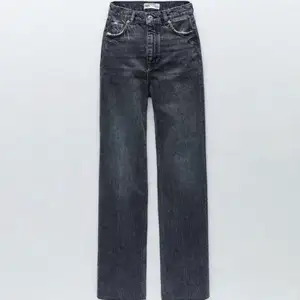 Säljer dessa grå zara jeans! Bara använda ett par gånger och i fint skick. 100 kr
