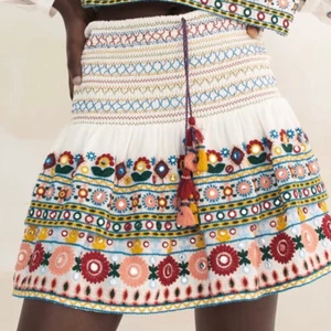 Zara kjol - Jag säljer denna fina zara kjol som är mycket populär och ur sortimentet/ slutsåld. Jag köpte den för 300, men säljer för 200 vid snabbaffär kan den köpas för 150 kr. Den är i storlek M men den passar även till s