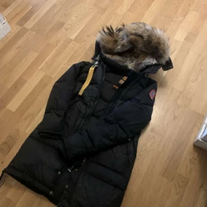 Parajumpet  long bear black - Hej nu säljet jag min parajumper long bear  i svart stl xs men passa i s också vilket jag har den har en byte märke i blå färg också och en i röd den är äkta fick den i julklap för 2 år sen hör av er om fler frågor  sannab afär går också 