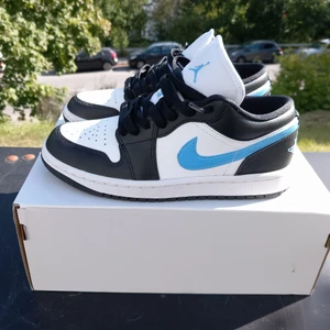 Jordna 1 low university black - Jordan 1 low university black i storlek 37,5 i bra skick. Använda 2 ggr och köpta för ca 2300.