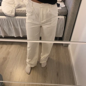 Linnebyxor  - Säljer dessa vita linnebyxor i linnematrial från NA-KD. Finns inte kvar, då det var med i en kollektion. Storlek 34. Använda en gång då det är för stora. 