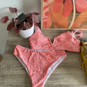 Bikini  - Oanvänd bikini  Underdel: M Överdel: L 