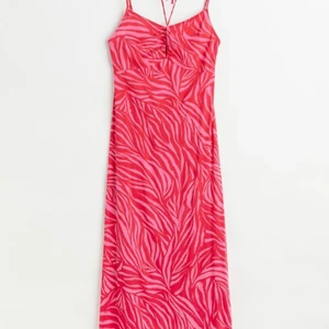 Klänning från HM - Klänning från HM, alla lappar kvar. Köpt för 299. ANNONS KVAR = VARA KVAR