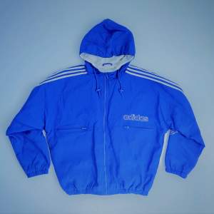 Fresh blå Adidas Originals vindjacka. 🌬️ Matchande byxor på köpet.👖  Skick 9/10. Storlek S. (Passar även för M) Färg- Blå / Vit. Material- Polyester & Nylon. # Märkeskläder 