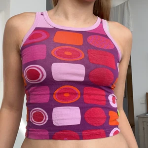 Ett färgglatt linne - En unik och cool magtröja köpt på barnavdelning på en second hand som passar XXS-XS i damstorlek! Stretchigt och skönt tyg. Får en 80-tals vibe av denna🤩💖