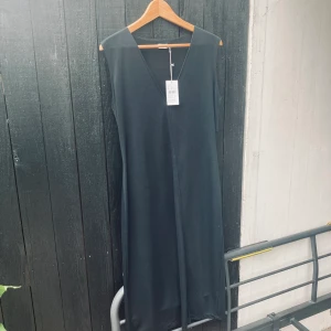 Filippa K klänning  - Här är en klänning från Filippa K som aldrig har blivit använd. Den är i storlek- XL men är ganska liten i storleken och motsvarar en M-L. 