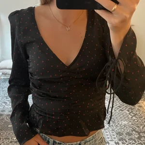 blus med hjärtan  - super söt blus med hjärtan på. 💕💕 aldrig använd, prislapp kvar  50 kr + frakt 