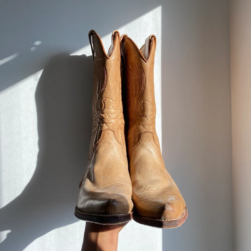 Klassiska cowboy boots i bra och charmigt bruksskick. Nypris: ca 3400kr  Säljer pga för små för mig tyvärr🥹   Står strlk 38 men skulle säga att de är lite små i storleken . Skor.