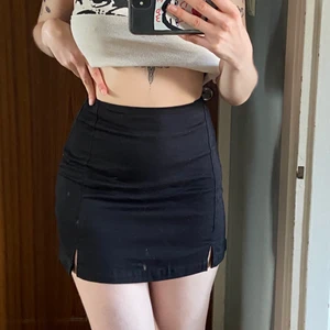 Kjol - Galet fin kjol från Brandy Melville men den har blivit för liten. Den enda i sån här passform jag nånsin ägt som sitter perfekt både i midjan och över rumpan!!! Möts i Stockholm eller skickar mot frakt <3