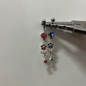 Navelpiercing  - Nyinkomna navelpiercingar med ett super fint hänge finns enbart 5 av vardera färg sedan slut! 