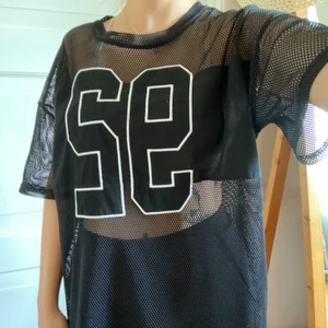 Nät tröja  - Svart oversized nät tröja från NewYorker, sällan använd så fortfarande bra kvalité. Om befrågas kan skicka fler bilder.😊