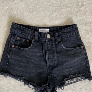 Svarta shorts - Svarta jeansshorts från zara💘 Jättebra skick (lånad bild)