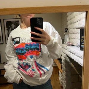 Sweatshirt  - En fin sweatshirt i oversized modell, är i storlek S men sitter mer som en M. Endast använd fåtal gånger då den inte är min stil längre. Frakten tilllommer💗