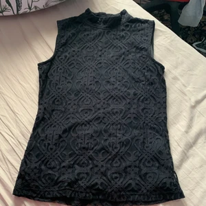 Tröka - Tröja utan ärmar, med svart mönster. Festlig vibe men också lite proffesionellt.😎 Används 2-3ggr. 