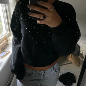 Sweatshirt🖤 - Svart tröja med silvriga ”prickar” på. Bra skick! Säljer då jag har likande tröjor.🖤
