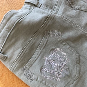 Jeans - Snygga jeans som inte har kommit till någon användning! Dem är i jätte bra skick och har inga defekter💕 jätte coola fickor! Dem är lowwaisted och bootcut.