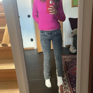 Lågmidjade jeans - Ett par jätte fina Tommy hilfiger jeans, köpta för 800 nåt och säljer för 200 ink💕🫶 jag säljer dom då dom inte kommer till användning 💕😻