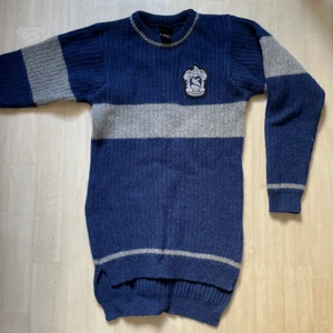 ravenclaw tröja - supermysig ravenclaw quidditch tröjan i 100% lammull. köpt på harry potter museet i london för £75. lite stickig eftersom den är ull