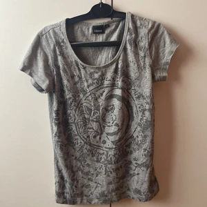 Tröja - Använd 1 gång tidigare  Sitter helt okej  Håller inte värmen så bra 