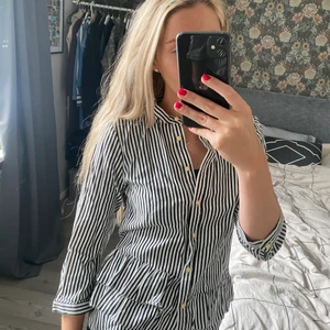 Skjorta  - Säljer denna tröja från ZARA! Köparen står för frakten men kan även mötas upp i centrala Linköping. Tryck EJ köp nu. 