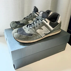 Gråa newbalance 574 - Newbalance 574 använda i bra skick  Storlek 44 Kommer med låda 
