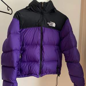 en lilla north face jacka i bra skick. Köpt för 3000kr men den har blivit för liten så säljer den.